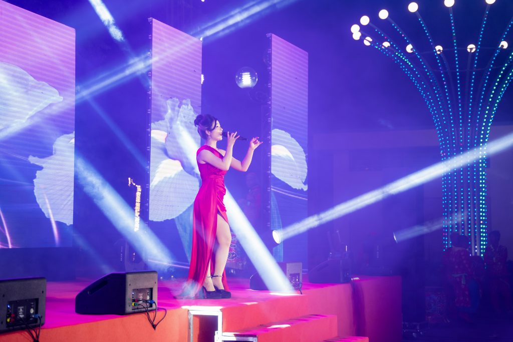 Ca sĩ Thảo Quyên biểu diễn tại Đêm nhạc hội