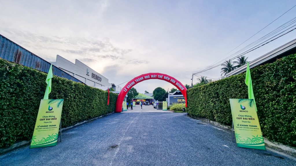 Lối vào khu vực Tổ chức Lễ khánh thành Nhà máy Chế Biến Dừa BEINCO